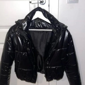 Jacka - Jag säljer min jätte fina jacka från Bohoo .säljer för att den aldrig kommer till användning 💗bra skick 💗