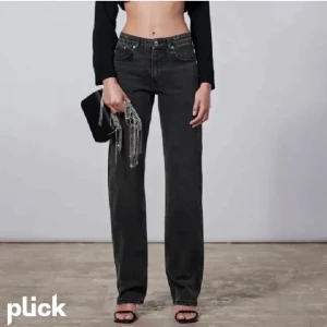 Jeans - Zara mid rise straight jeans, Helt slutsålda på hemsidan. 150kr plus 79kr frakt🫶🫶