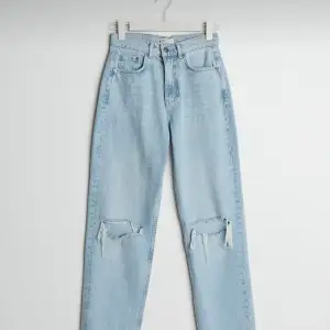 Säljer dessa populära 90s jeans från Gina Tricot. Jättefint skick, skriv för fler bilder🥰 Strl 36 Pris: 150kr +frakt