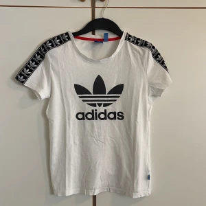 Adidas t-shirt i storlek 36 - Använt några gånger!