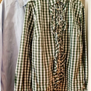 GANT paket - GANT paket bestående av: Skjorta i ljusblått, stl 36. Perfekt skick. Blus i grönrutigt, stl 36. Perfekt skick. Rök- och djurfritt hem.