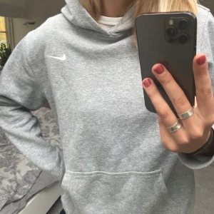 Nike hoodie  - En grå Nike-hoodie i bra skick. Storlek M. Köparen står för frakt 