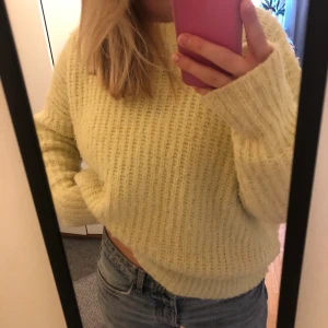 Stickad tröja  - Säljer min gula stickad tröja från zara. Den är tyvärr lite noppig. 💕🫶 köparen står för frakten 
