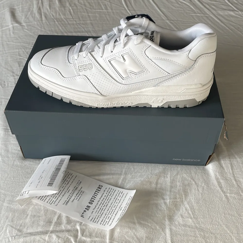 Säljer helt nya New Balance 550 white grey då dem var för stora för mig. Kvitto och låda finns. . Skor.