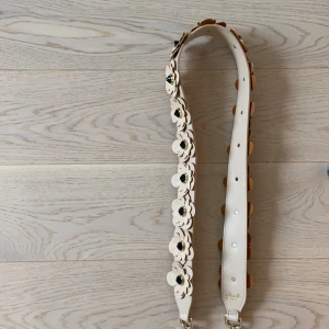 Gabrielle by P väskrem  - Intresse koll på mitt beiga väskand från Gabrielle by P. Inga märkvärdiga slitningar, bra skick. Det är långt. Skriv för fler bilder. Säljer för 400 kr + frakt