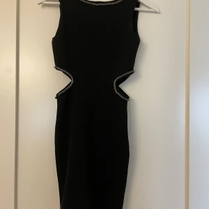 Klänning - Klänning med snygga detaljer i midjan. Säljer pågrund sv att den är för liten