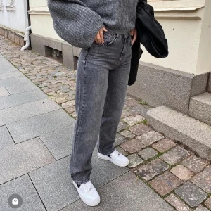 Gråa jeans  - Jeans från gina tricot, har några slitningar vid midjan och längst ner vid benen då dom gått ner till marken på mig som är 163. Str 32 men sitter bra på mig som vanligtvis har 34-36. Nypris 599kr✨ 