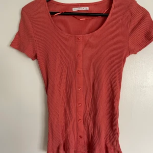 T-shirt XL - Fint skick, den ser smalare ut än vad den är.  Är väldigt mycket stretch 