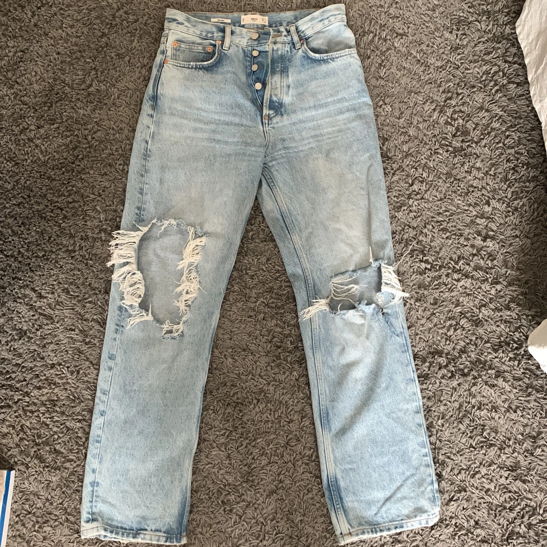 Ljusa jeans med hål
