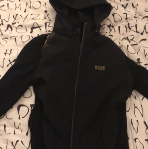 Hugo boss jacka - Hugo boss jacka väldigt tunn men ändå varm. säljer för fick en annan jacka. Köpte den innan sommaren och knappt använt den.. ny pris va 2599kr