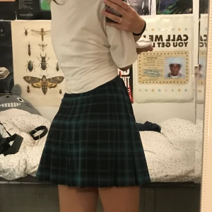 Plaid skirt H&M - Säljer min turkös-svarta Plaid kjolen jag köpte på h&m ca 2 år sen men hade sällan på mig! Storleken är 38 men insydd till en 36/34/S. Inga tecken på användning!:) 