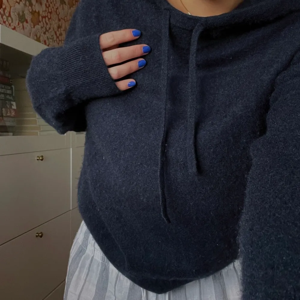Superfin ”hoodie” i kashmir från Filippa K. Den är väldigt mörkt blå, supermjuk, varm och i jättebra skick! Använd endast ett par gånger. Hör av dig vid intresse❤️‍🔥. Tröjor & Koftor.