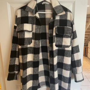 Jacka  - Knappt använd jacka säljes i S/M 