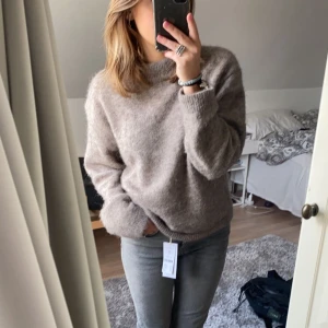 Hm stickad tröja - En jättemysig och varm stickad tröja från H&M.  Köpte den för 499 och den är bara använd ett par fåtal gånger. Skriv vid intresse, köparen står för frakten❤️ buda eller köp direkt för 400 ink frakt😊