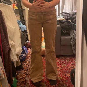 Bruna lågmidjade byxor - Säljer mina lågmidjade bruna byxor eftersom de är lite för stora. Köpta på humana. Möts upp i Stockholm annars tillkommer frakten:)