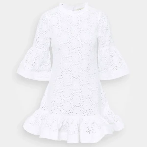 Lace & beads klänning - Säljer nu min älskade och finaste studentklänning. Har inte sett en finare klänning än denna men eftersom studenten är över känns det rätt att ge någon ny chansen att bära denna på sin student! Bara använd en gång, och i nyskick utan tecken på användning❤️