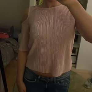 Tröja med hålaxlar - Fin ljusrosa tröja med hål vid axlarna jag 