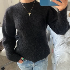 Mohair tröja!! - Säljer denna så mysiga fluffiga tröja i mohair blandning🍁🍁 Den stick inte alls🍁 Den är från märket Arniesays och ligger över 1500kr i nypris