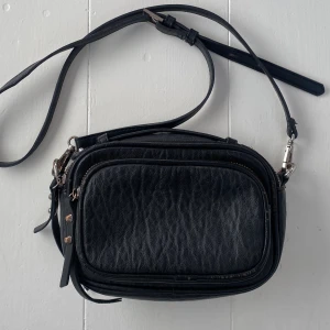 Axelremsväska - Axelremsväska ifrån ÅHLENS. Lagom storlek, går även att byta axelrem om man vill!