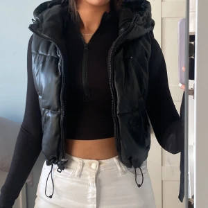 Svart väst - Säljer min svart skinn väst från pull and bear. Den är helt ny och har aldrig använt 