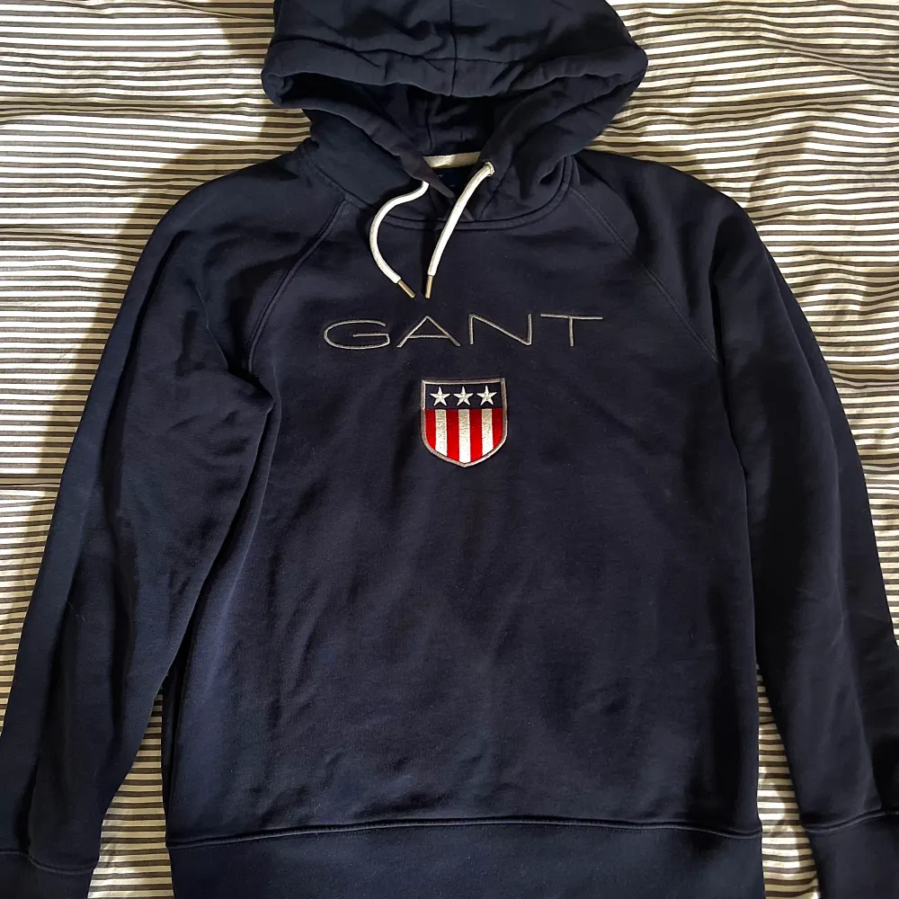 Säljer min fina Gant hoodie i marinblå färg då den blivit för liten…🤍 Mycket fint skick och väldigt skönt material! Hör gärna av dig för fler bilder eller vid eventuella frågor!☺️. Hoodies.