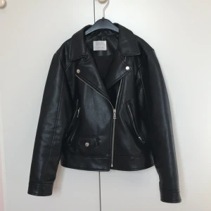 Skinnjacka  - En skinnjacka från zara i bra skick, storlek 152.