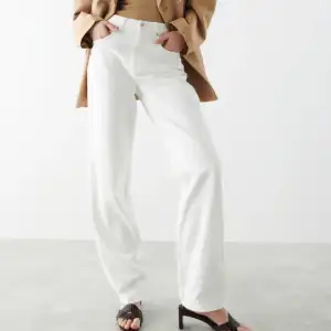Säljer mina vits 90s high waist jeans från Gina Tricot då de är för små! Slutsålda på hemsidan. Endast använda fåtal gånger så som nya!🤍 Hör gärna av dig för fler bilder eller vid eventuella frågor!☺️