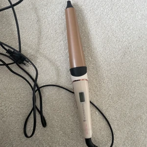 Locktång Remington  - Remington 25-38 mm. Köpt i Åhléns och Använt den 2 ggr. Säljer den då jag föredrar mindre lockar. 🌸🌸