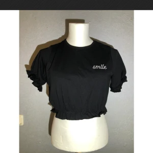 Topp - En fin topp med texten ”smile”