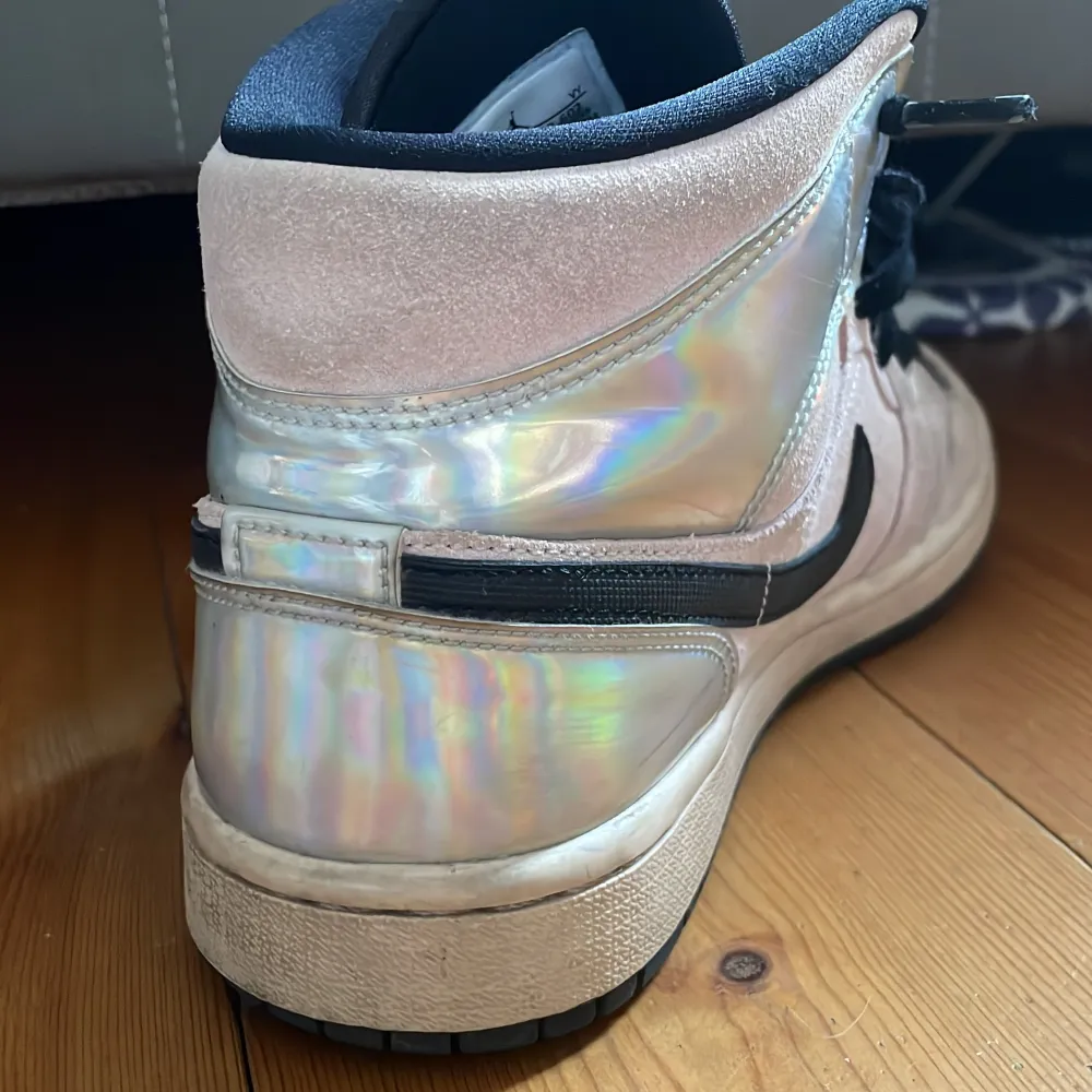 Säljer mina coola ”jordan 1s pink holographic” pga jag inte använder de längre 😞man ser att skorna är använda men ändå i bra skick. ❤️‍🔥❤️‍🔥 Stl 40,5 men passar 39,5/40 skulle jag säga. 🥰 Skorna är ganska ovanliga, jag har inte sett någon annan med samma! 🔥. Skor.