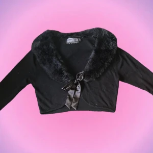 Kofta med päls - Så söt kofta med ”pälskrage” som är avtagbar om man hellre vill ha utan! Älskar den men får tyvärr inte användning för den. Skulle säga att den är i strlk S men funkar för XS-M också. Köpt den secondhand men den är i bra skick! Hör av er vid intresse💞💞