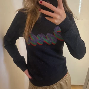 Glittrig tröja - En marinblå glittrig tröja med ”paris” tryck, från &otherstories. Köpte för 590kr, nyligen köpt!💕