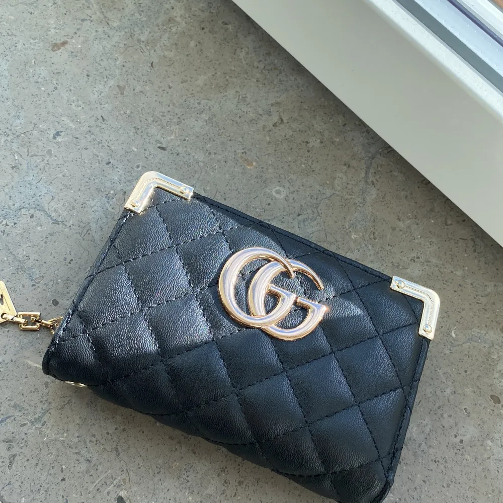 En liten Gucci väska eller en plånbok, passar bra in i båda kategorierna! Mycket fin!. Accessoarer.