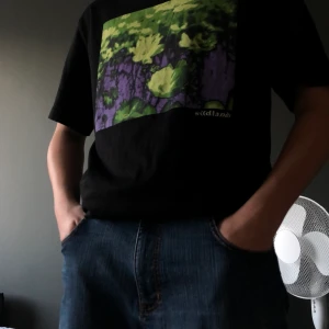 Oversized t-shit med tryck. Storlek S, hm relaxed fit t-shirt - Storlek S, HM relaxed fit. Nyskick, använd två gånger. Skriv gärna om ni är intresserad för mer bilder eller frågor 🙋