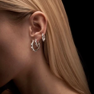 Maria Nilsdotter örhänge - Säljer detta Maria Nilsdotter mini spikey hoop örhänge i silver ❤️nypris 1800kr❤️  !!!kom med egna prisförslag! 