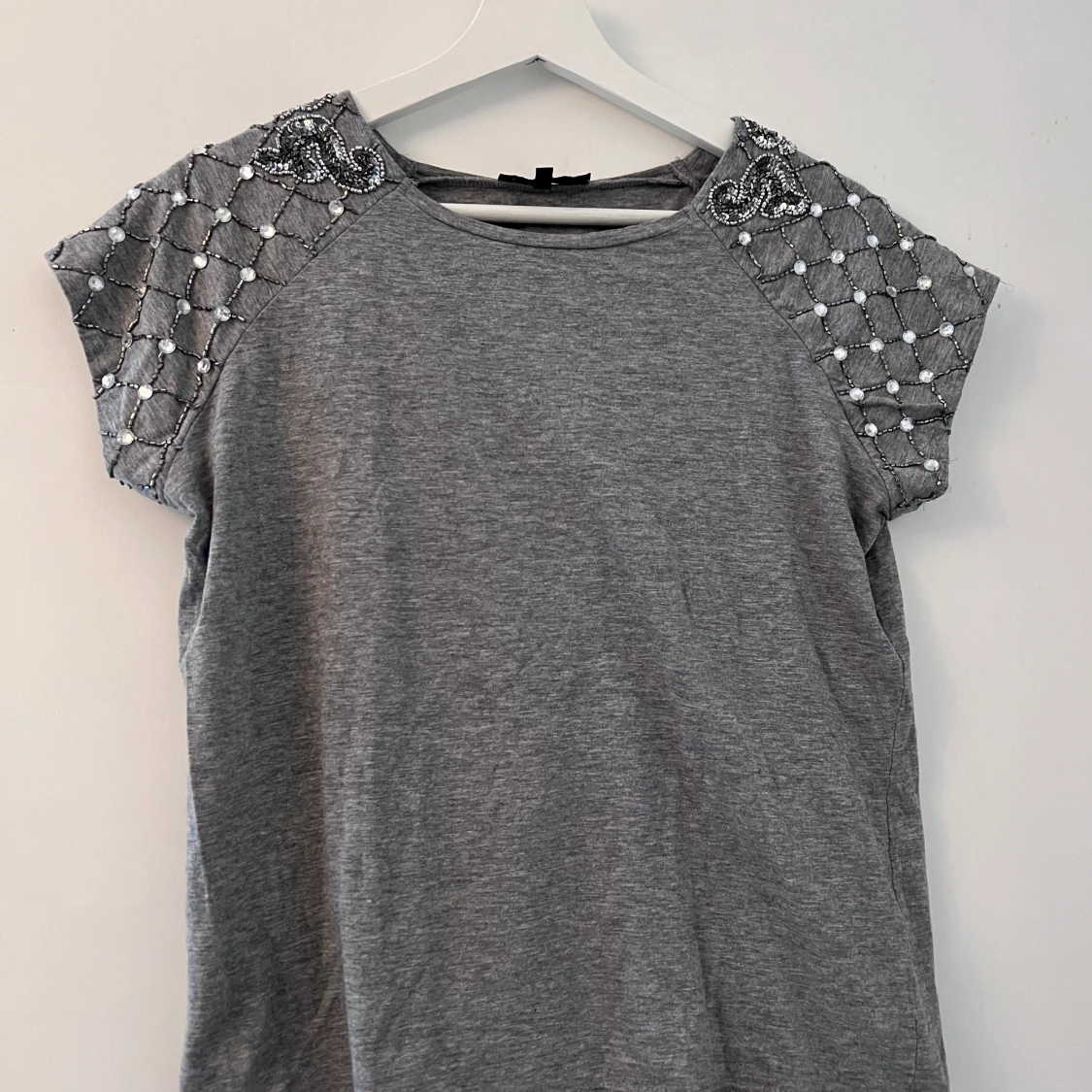 T-shirt med paljetter