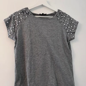 T-shirt med paljetter  - Använd fåtal gånger 