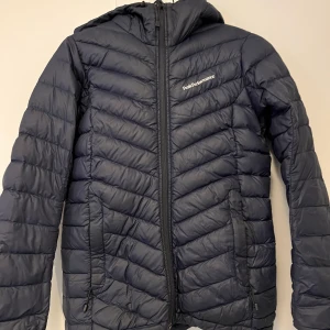 Peak performance jacka frost  - Säljer min marinblåa peak performance jacka i modellen frost, eftersom den inte längre kommer till användning. Är i superbra skick. Stl xs.