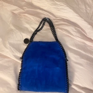 Liknade Stella McCartney  - Säljer en likande Stella McCartney väska då jag köpte min på Plick💕 Använt den några gånger och funkar perfekt. Pris kan diskuteras! 
