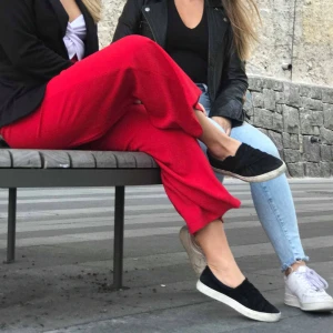 Partybyxor - Festbyxor från Zara i storlek medium. Fint skick.  Ingen stretch, hög midja, raka, normallängd för mig som är 162 cm.  Säljer även ett par mörklila, också i storlek medium.