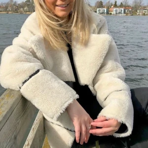 Bikerjacka i vit fuskpäls med läder detaljer DAY - Storlek small 