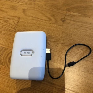 Instax polaroid skrivare - Säljer min instax polaroid skrivare som är köpt för ca 1200 kr. I bra skick och funkar som den ska! Säljer för 500 kr + frakt❤️
