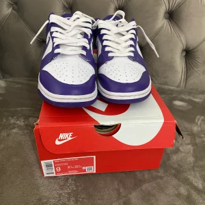 Nike dunk purple  - Nike dunk purple, skick 9/10  Använda cirka 3 gånger