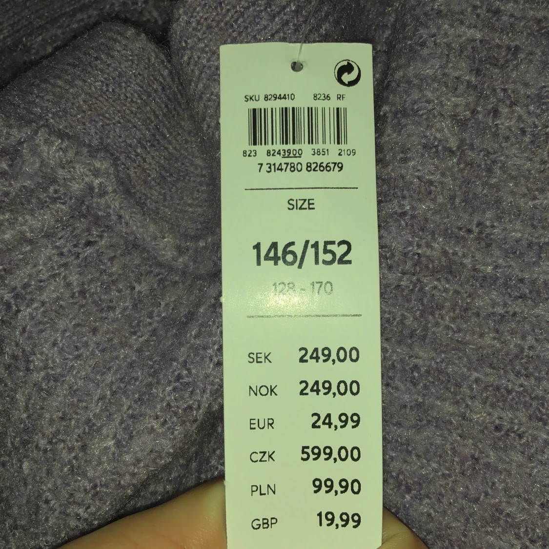 Lila kofta med svart/bruna knappar.  - 90