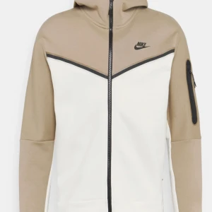 Nike tech - Jag säljer min relativt nya Nike tech i xs