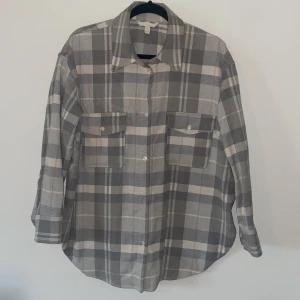 Rutig skjorta  - Oversized skjorta från H&M i storlek Medium.