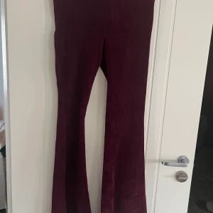 Byxor - Ett par super snygga och super sköna byxor ifrån Bershka. Använd en gång till Julen. Färgen är vinrött 🍷