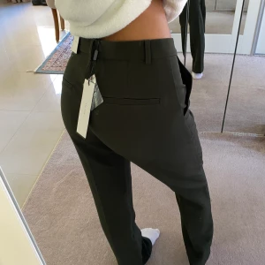 Kostymbyxor - Helt nya! Aldrig använda. Lapp sitter kvar. Färgen svart men med lite gröna toner i sig. Köpt från Na-kd 700kr nypris 