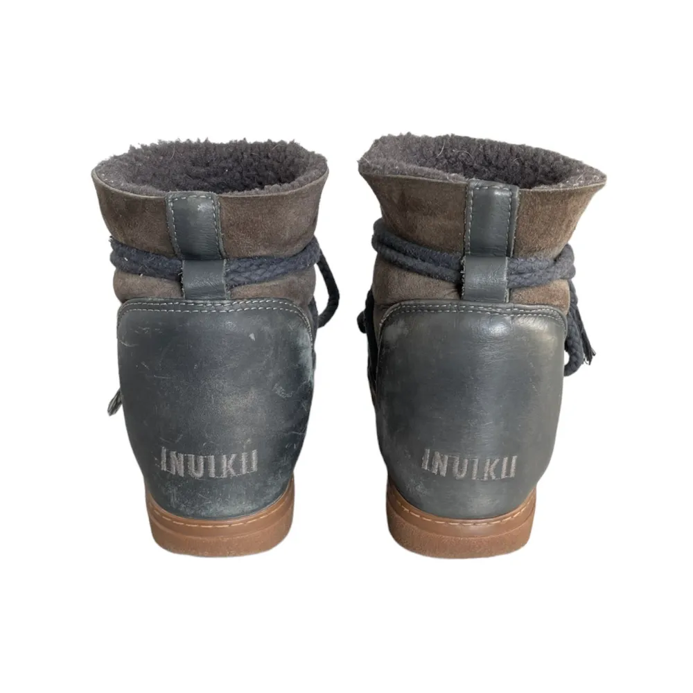 säljer dessa äkta grå/brun färgade inuikii boots. de är i bra skick och köpta på plick! Det är egna bilder! skriv för fler. Skor.