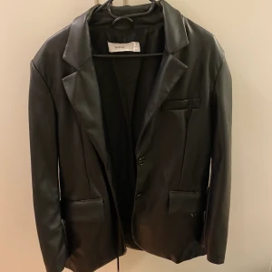 Blazer - ”Skinn”blazer från bershka strl xs/s med oversized fit skit snygg t utekväll och vardags. Lite använd men syns verkligen inte skickar gärna mer bilder!